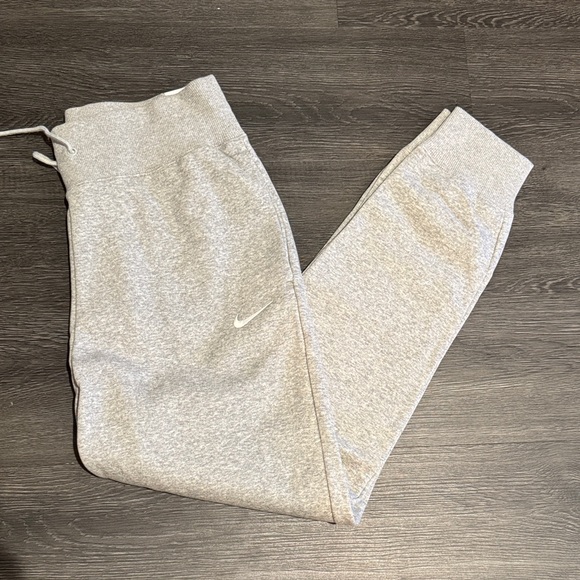 NWT Nike Women's Standard Fit High Rise Joggers - Picture 1 of 3